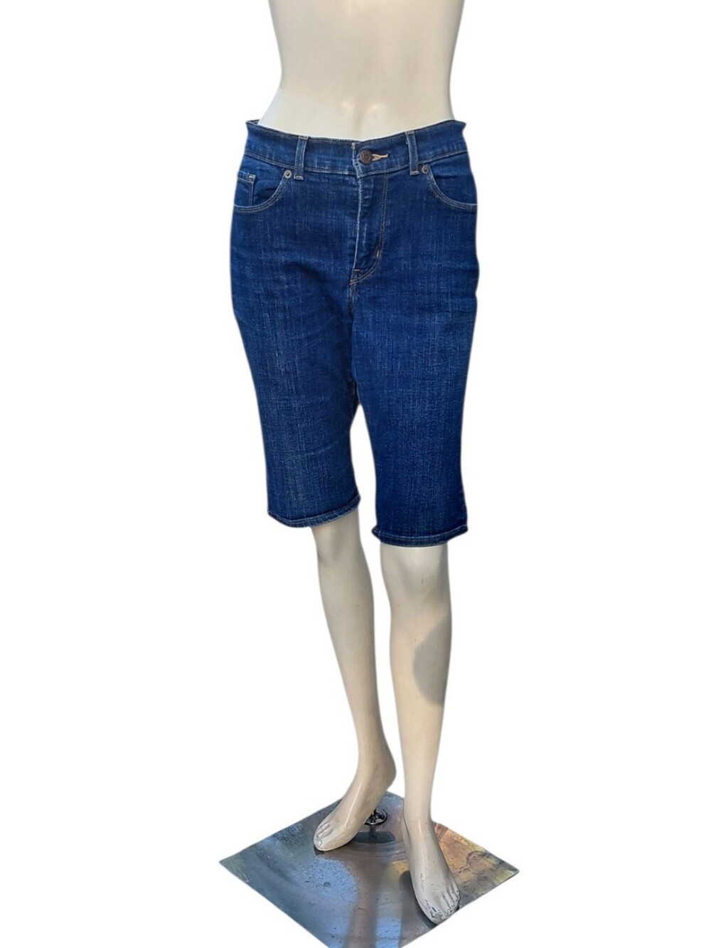 91826C Levi's Denim Knee-Length Shorts W26" 11" Inseam 9" Rise